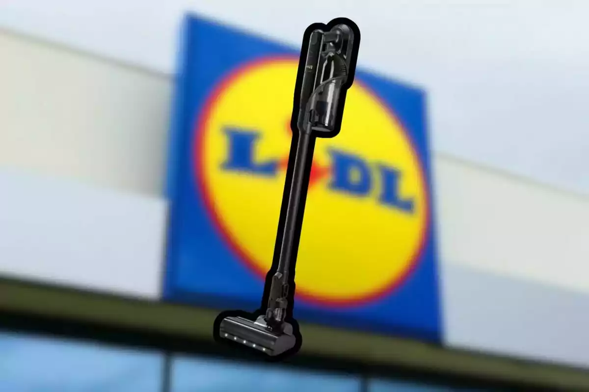 Aspiradora inalámbrica negra sobre un fondo desenfocado de una tienda Lidl