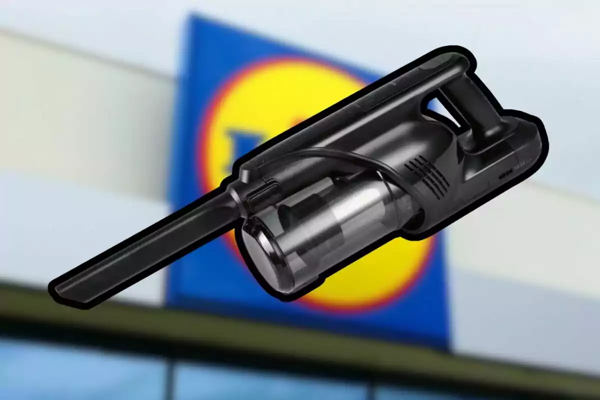 Aspiradora de mano negra sobre un fondo desenfocado con el logotipo de una tienda Lidl