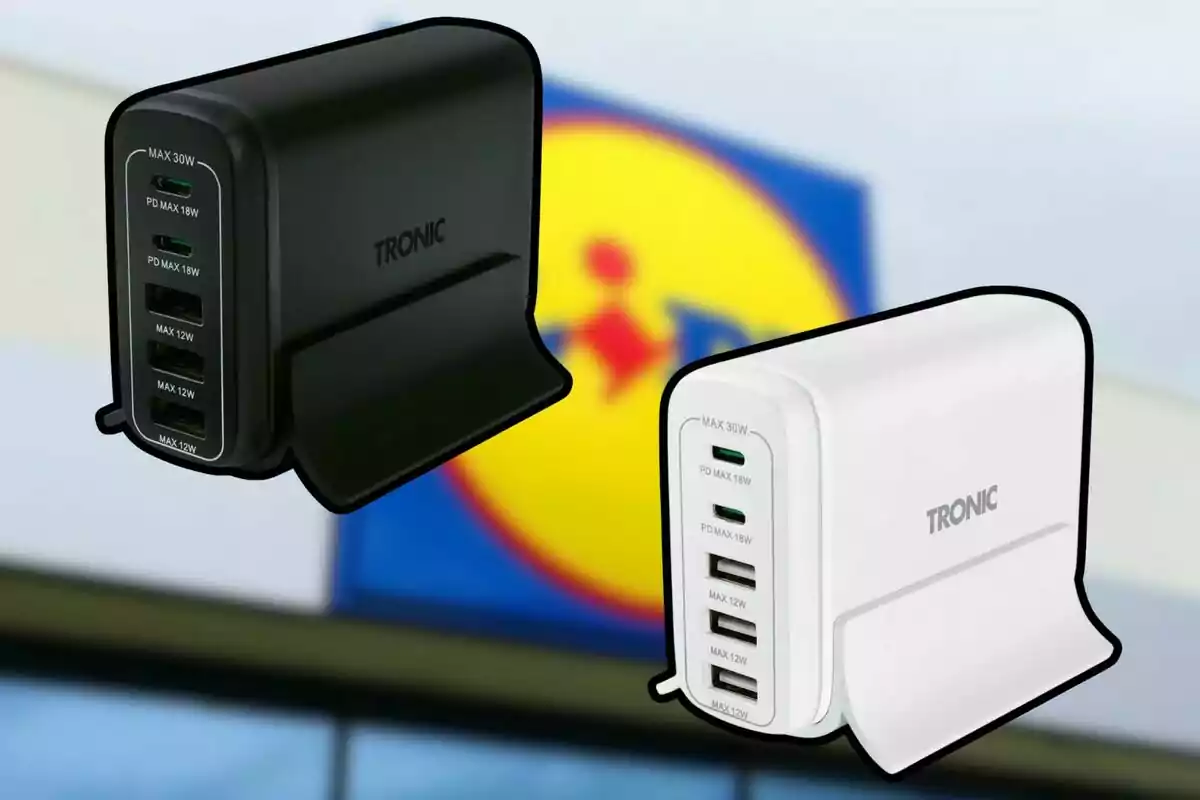 Dos cargadores múltiples TRONIC en color negro y blanco con varios puertos USB y USB-C, sobre un fondo desenfocado con el logotipo de una tienda.
