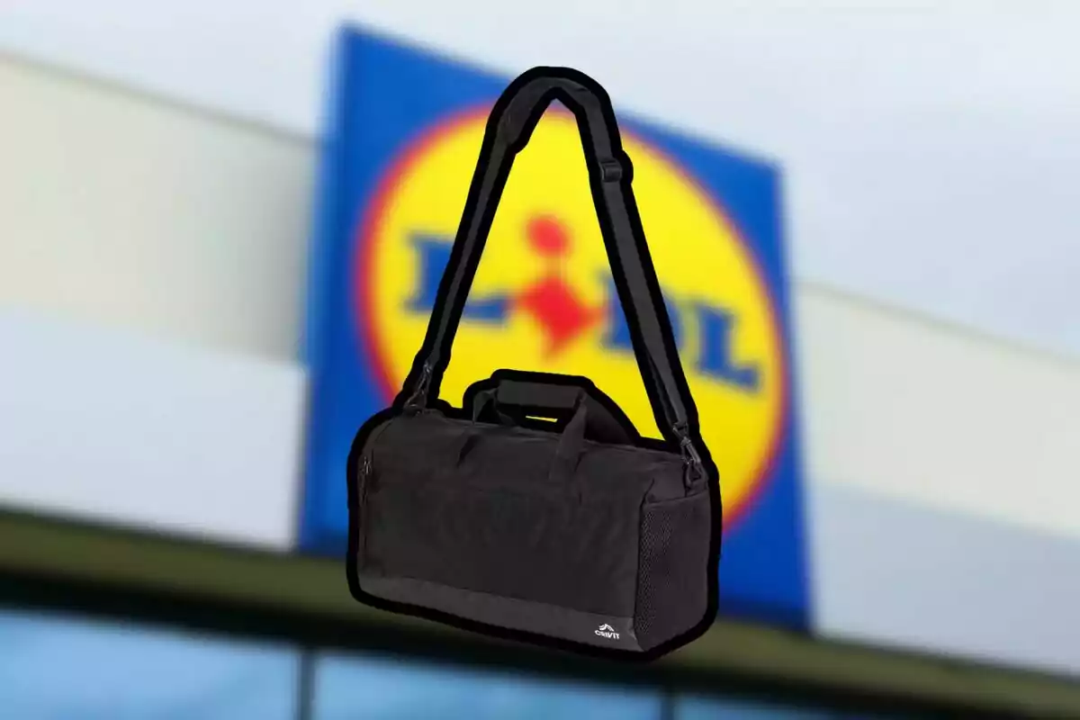 Bolsa deportiva negra con correa larga frente a un letrero borroso de una tienda Lidl Bolsa deportiva negra con correa larga frente a un letrero borroso de una tienda Lidl