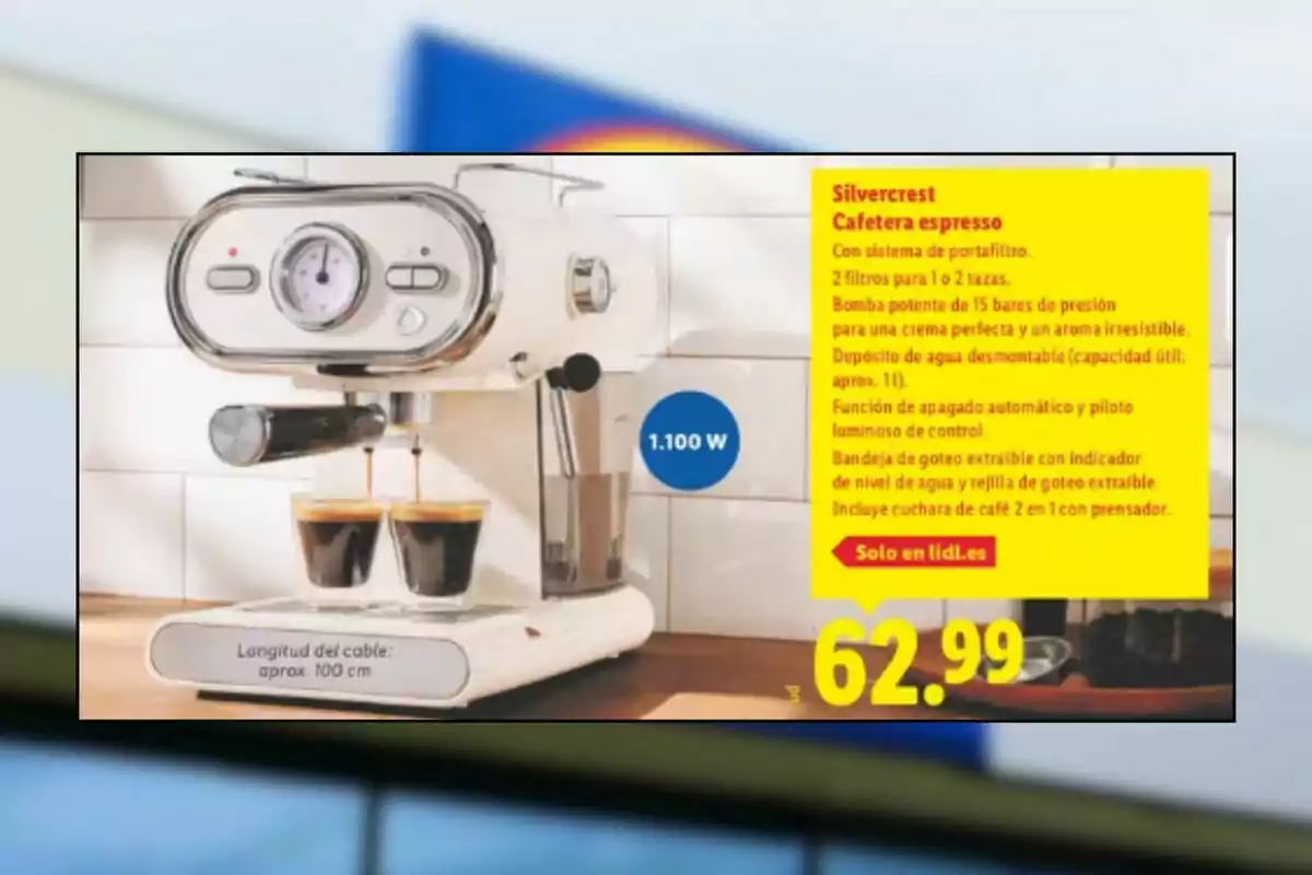 Cafetera espresso Silvercrest de color blanco con dos tazas de café servidas, especificaciones y precio en un recuadro amarillo Cafetera espresso Silvercrest de color blanco con dos tazas de café servidas, especificaciones y precio en un recuadro amarillo