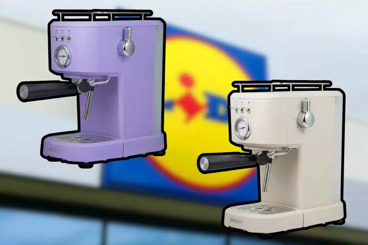 Dos cafeteras espresso de colores lila y crema aparecen en primer plano con el logo de Lidl desenfocado al fondo Dos cafeteras espresso de colores lila y crema aparecen en primer plano con el logo de Lidl desenfocado al fondo