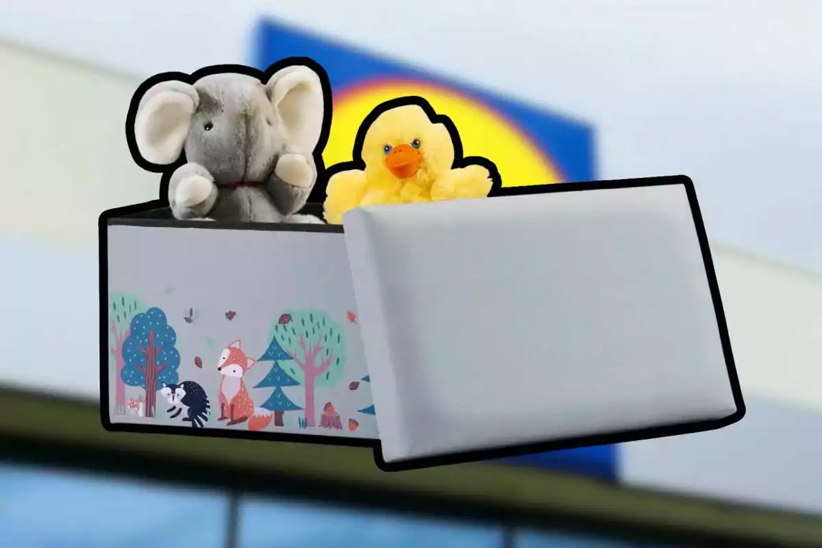 Caja organizadora infantil con peluches de elefante y pato amarillo frente a un fondo borroso de tienda Caja organizadora infantil con peluches de elefante y pato amarillo frente a un fondo borroso de tienda