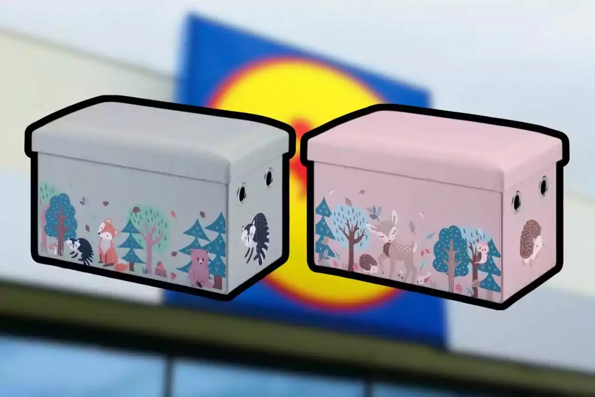 Dos cajas organizadoras infantiles, una gris y una rosa, decoradas con dibujos de animales y árboles, sobre un fondo desenfocado con un logotipo amarillo y azul. Dos cajas organizadoras infantiles, una gris y una rosa, decoradas con dibujos de animales y árboles, sobre un fondo desenfocado con un logotipo amarillo y azul.