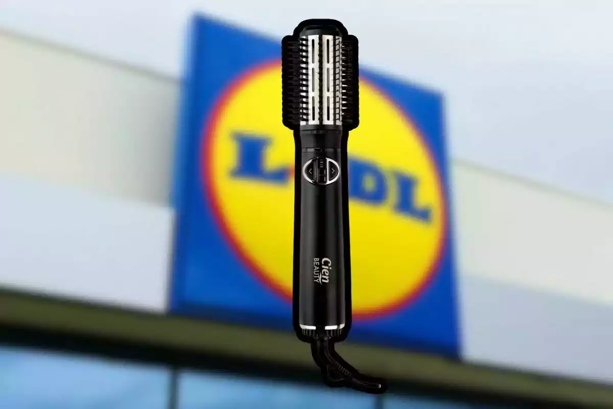 Cepillo eléctrico negro de la marca Cien Beauty frente a un cartel borroso de la tienda Lidl Cepillo eléctrico negro de la marca Cien Beauty frente a un cartel borroso de la tienda Lidl