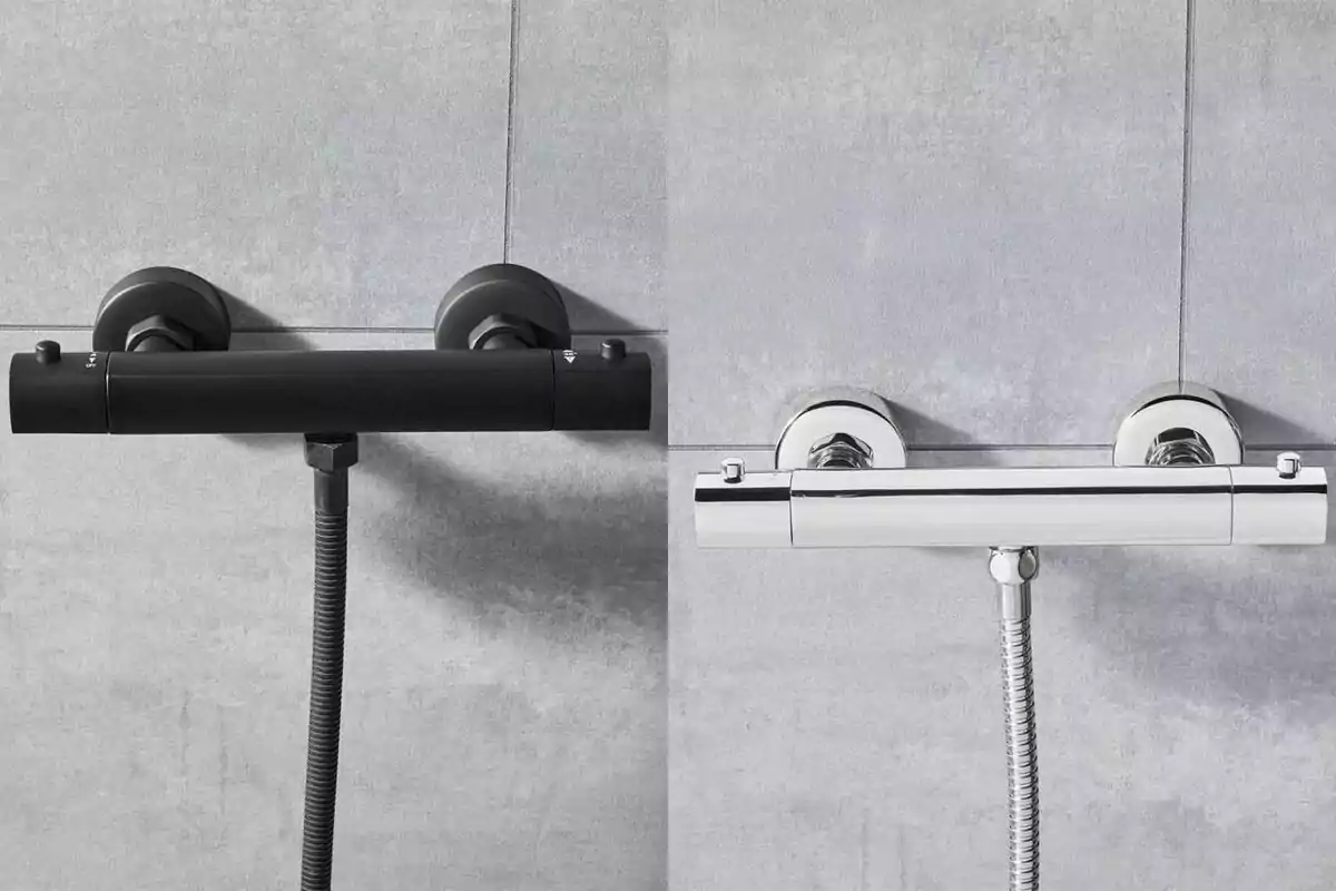 Comparación de dos llaves de ducha termostáticas, una en color negro mate y otra en acabado cromado, instaladas sobre una pared de azulejos grises Comparación de dos llaves de ducha termostáticas, una en color negro mate y otra en acabado cromado, instaladas sobre una pared de azulejos grises