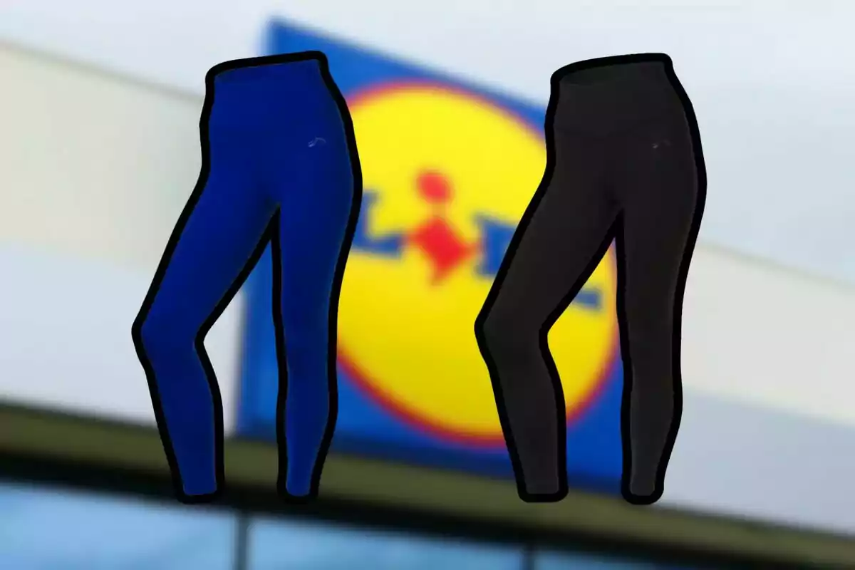 Dos pares de leggings deportivos, uno azul y otro negro, frente a un letrero borroso de la tienda Lidl.