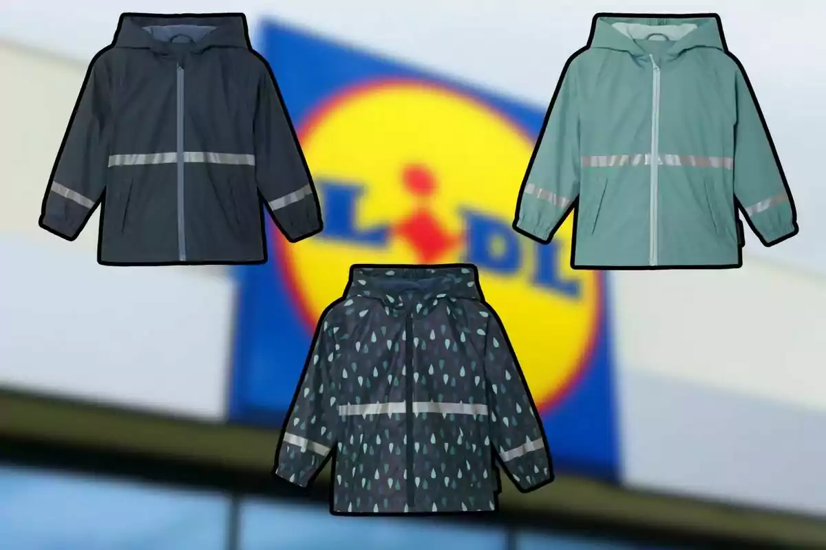 Tres jaquetes infantils impermeables de diferents colors i dissenys sobre un fons desenfocat amb el logotip de Lidl