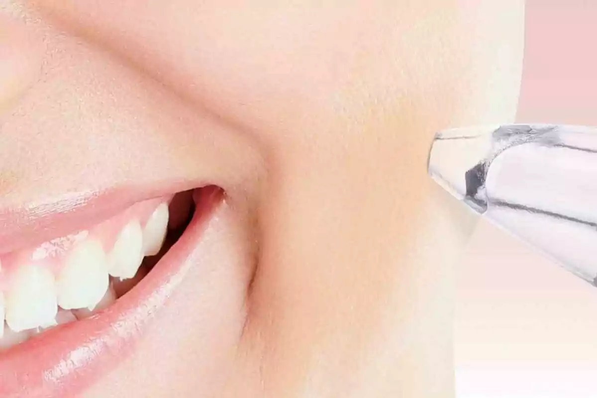 Mujer sonriendo mientras una aguja se acerca a su mejilla Mujer sonriendo mientras una aguja se acerca a su mejilla