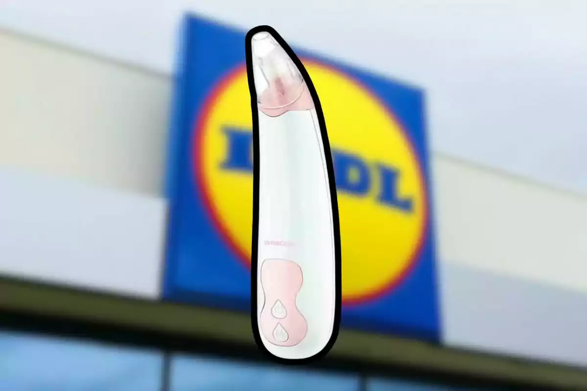 Dispositivo de limpieza facial eléctrico de color blanco y rosa frente a una tienda Lidl desenfocada Dispositivo de limpieza facial eléctrico de color blanco y rosa frente a una tienda Lidl desenfocada