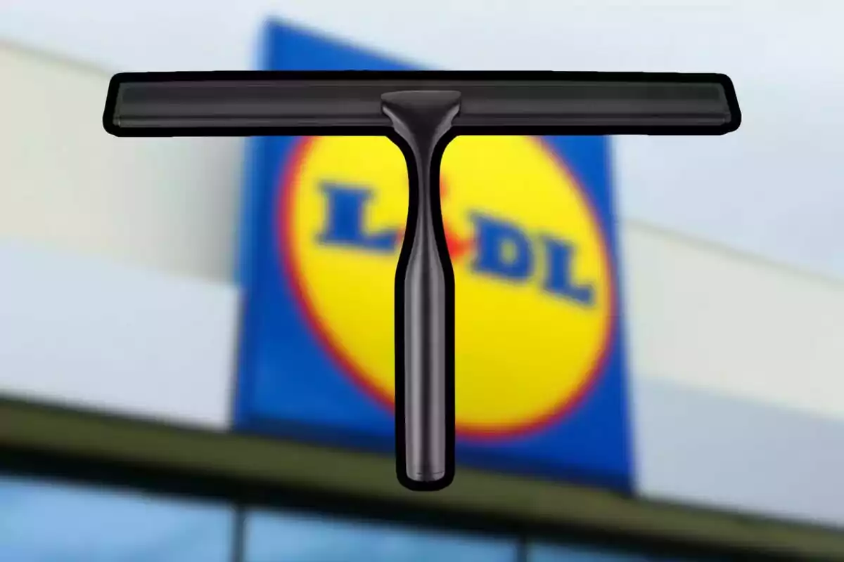 Un limpiacristales negro frente a un cartel borroso de la tienda Lidl Un limpiacristales negro frente a un cartel borroso de la tienda Lidl