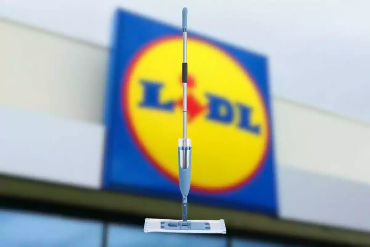 Un trapeador con dispensador de agua aparece en primer plano frente a una tienda Lidl desenfocada.