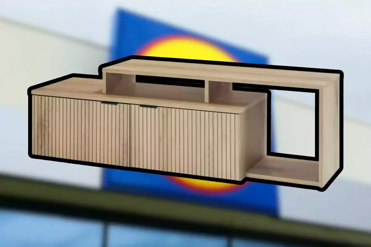 Mueble de madera claro con puertas y estantes, sobre un fondo desenfocado con colores azul, amarillo y rojo.