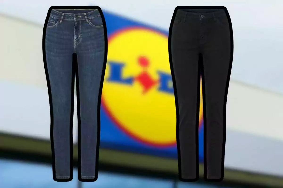 Dos pantalones tipo jeans uno azul y otro negro con el logo de Lidl desenfocado al fondo Dos pantalones tipo jeans uno azul y otro negro con el logo de Lidl desenfocado al fondo