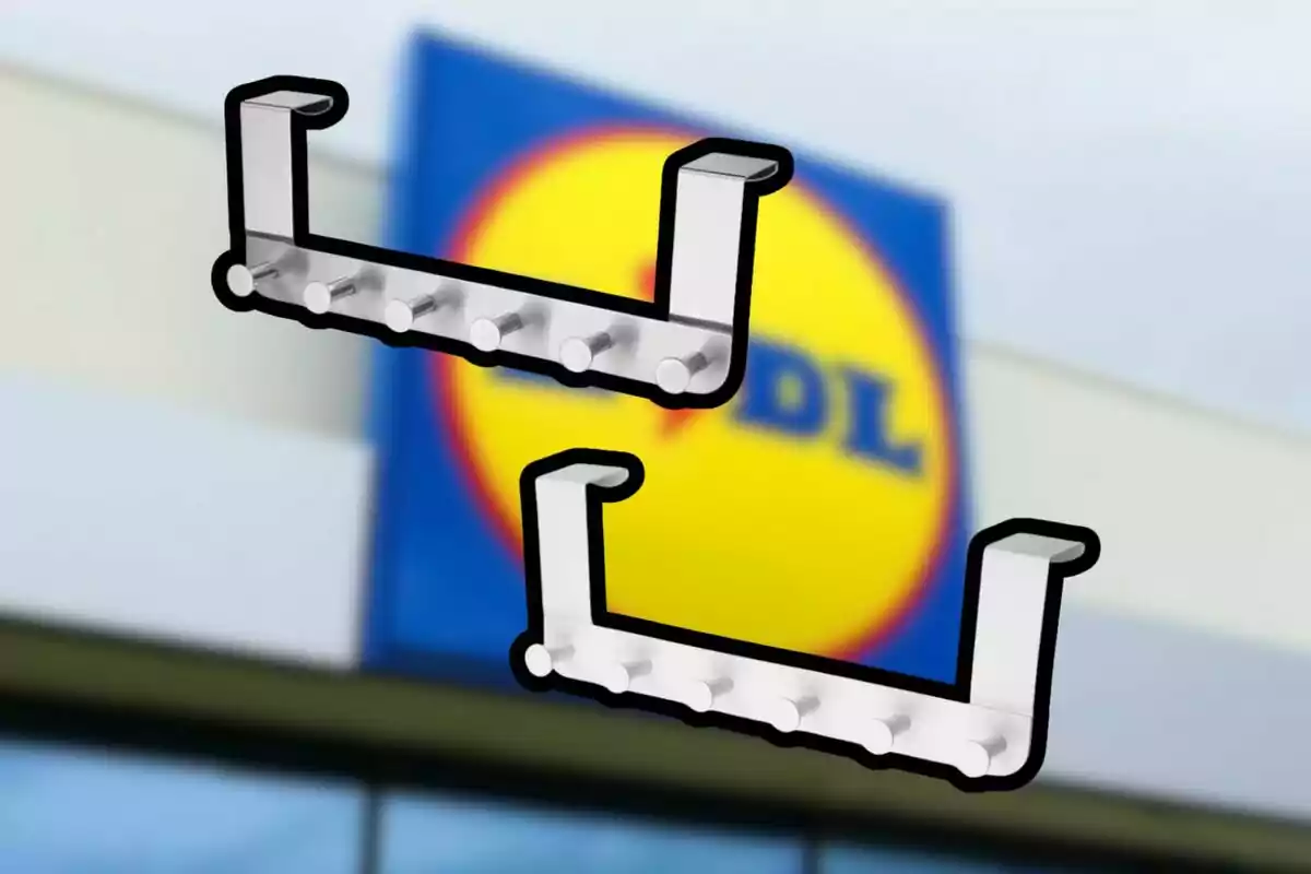 Dos colgadores metálicos flotan frente a la fachada de una tienda con el logo de Lidl desenfocado al fondo Dos colgadores metálicos flotan frente a la fachada de una tienda con el logo de Lidl desenfocado al fondo