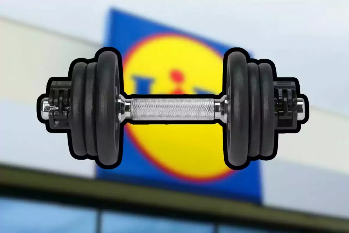 Mancuerna negra con fondo de un letrero borroso de supermercado