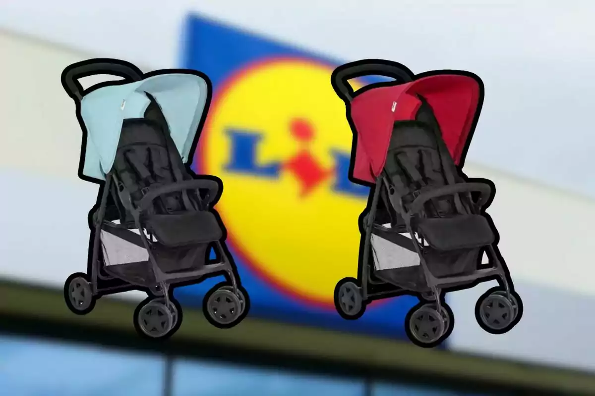 Dos carriolas para bebé, una azul y una roja, frente a un letrero borroso de la tienda Lidl.