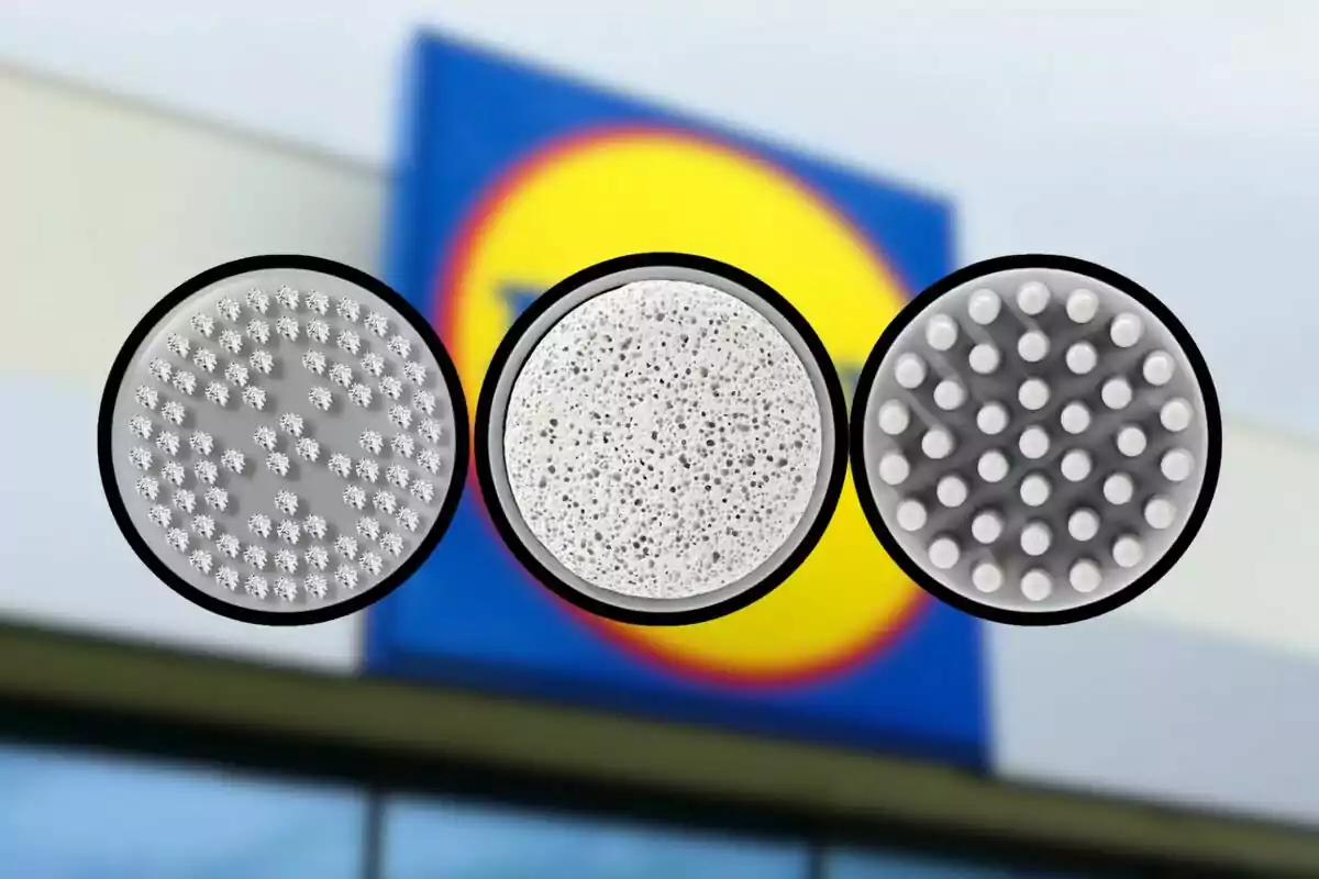 Tres capçals de raspall o d’esponja en primer pla amb un rètol borros de supermercat al fons