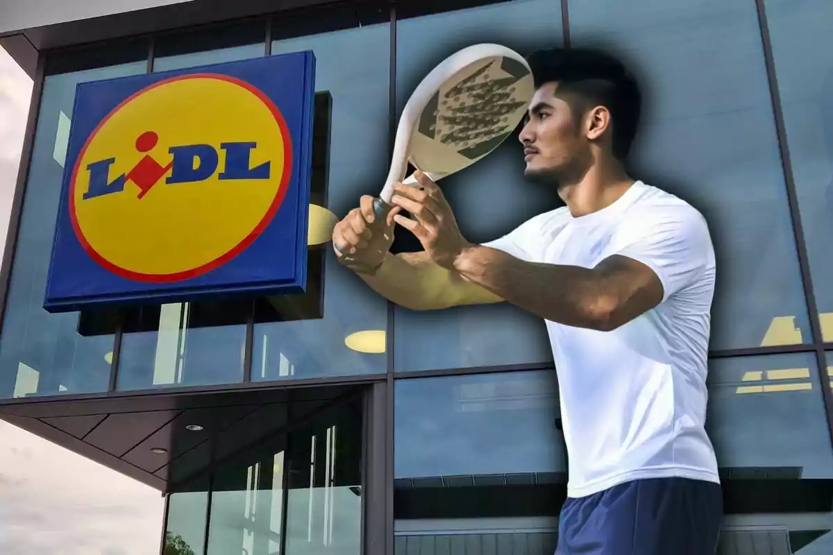 Hombre con camiseta blanca sosteniendo una pala de pádel frente a la fachada de una tienda Lidl