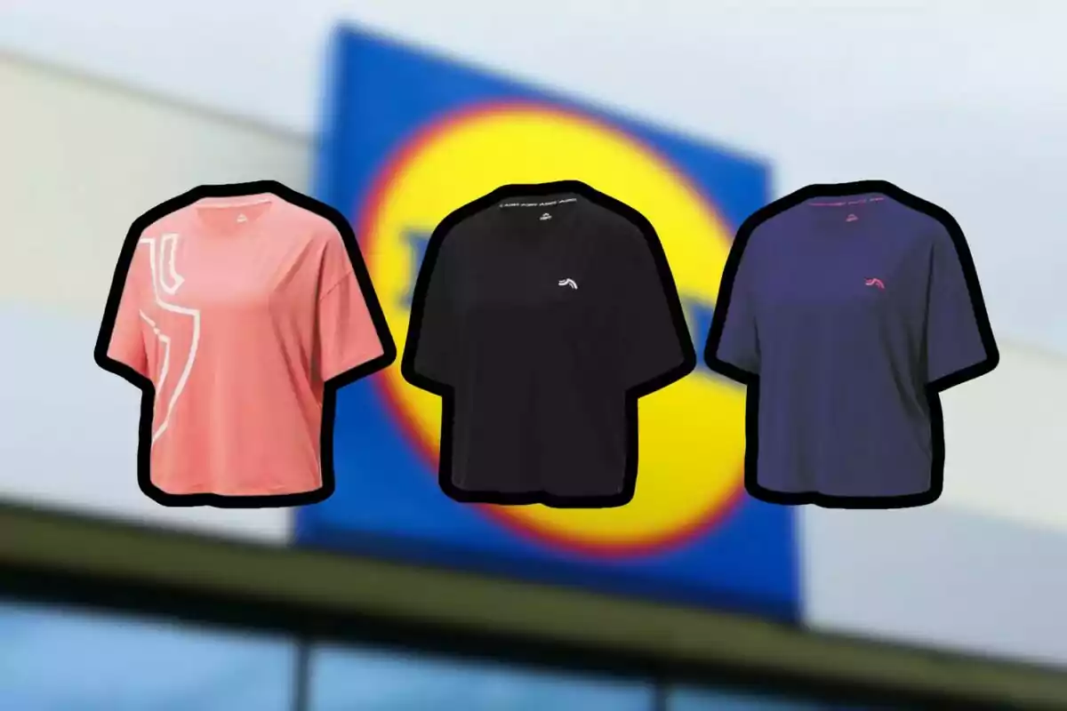 Tres samarretes esportives de diferents colors floten davant d’un cartell borros d’una botiga. Tres samarretes esportives de diferents colors floten davant d’un cartell borros d’una botiga.