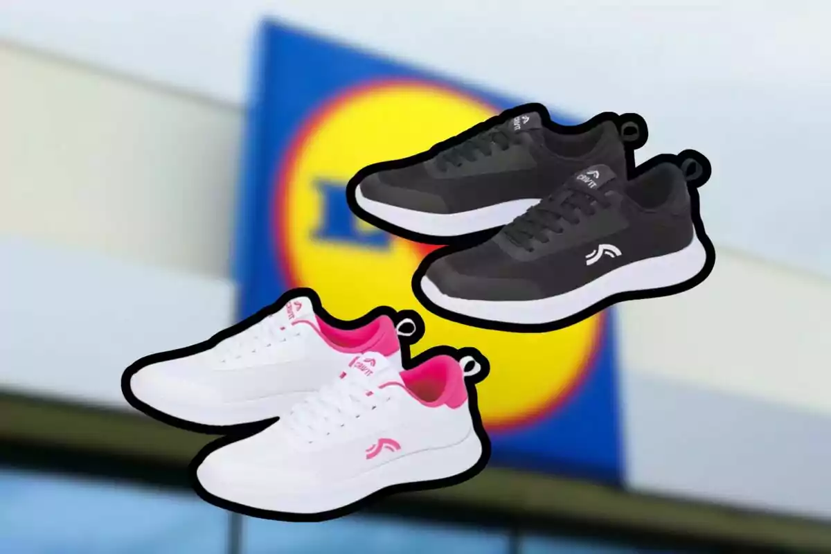 Dos parells de sabatilles esportives, una de blanca amb detalls roses i una altra de negra, apareixen sobre un fons desenfocat d’una botiga amb el logotip de Lidl.