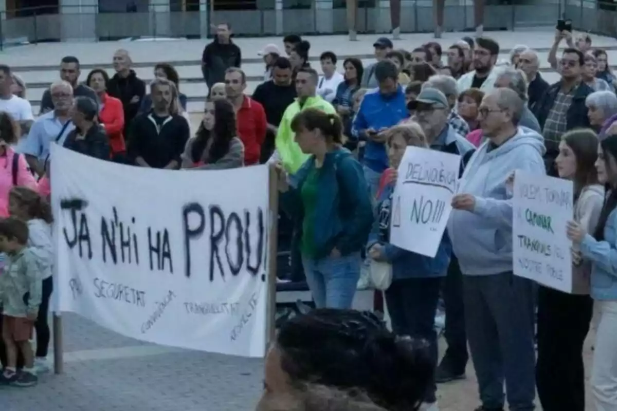 Un grup de persones es manifesta al carrer sostenint pancartes amb missatges en contra de la delinqüència i demanant més seguretat.