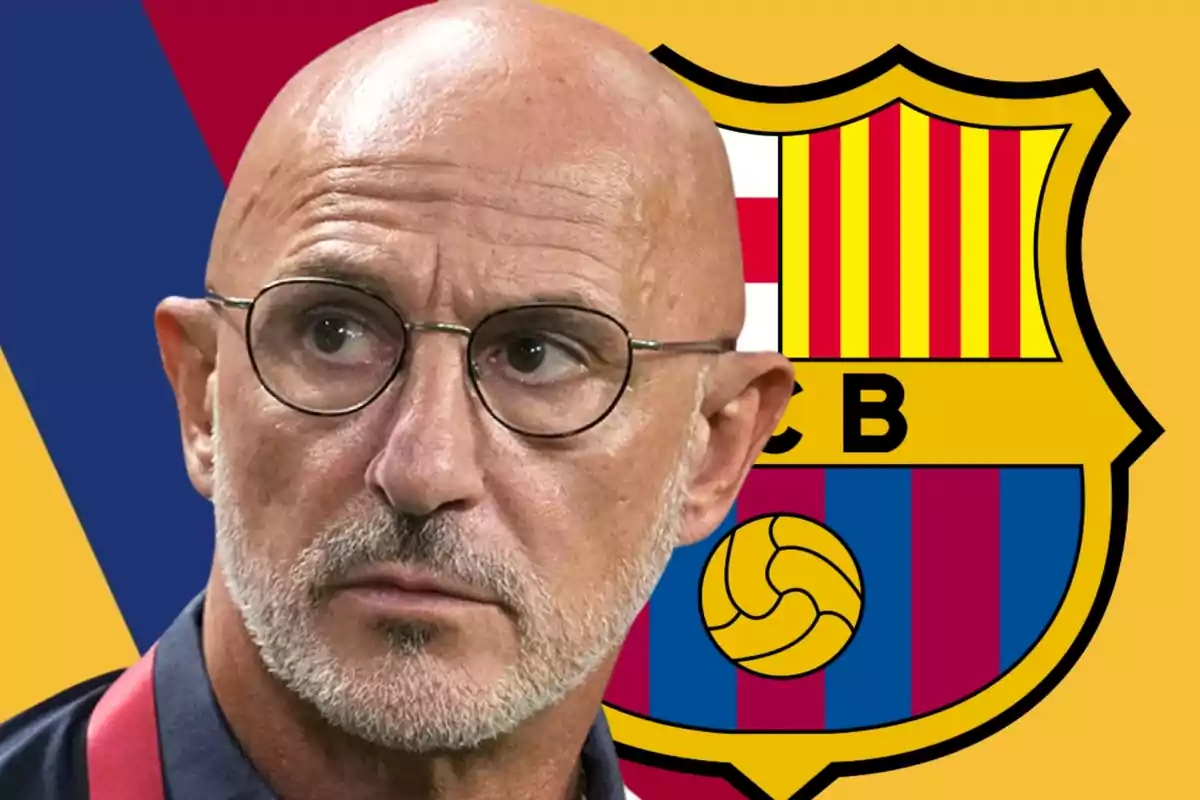 Home calb amb ulleres i barba canosa davant de l’escut del FC Barcelona sobre un fons de colors blaugrana i groc