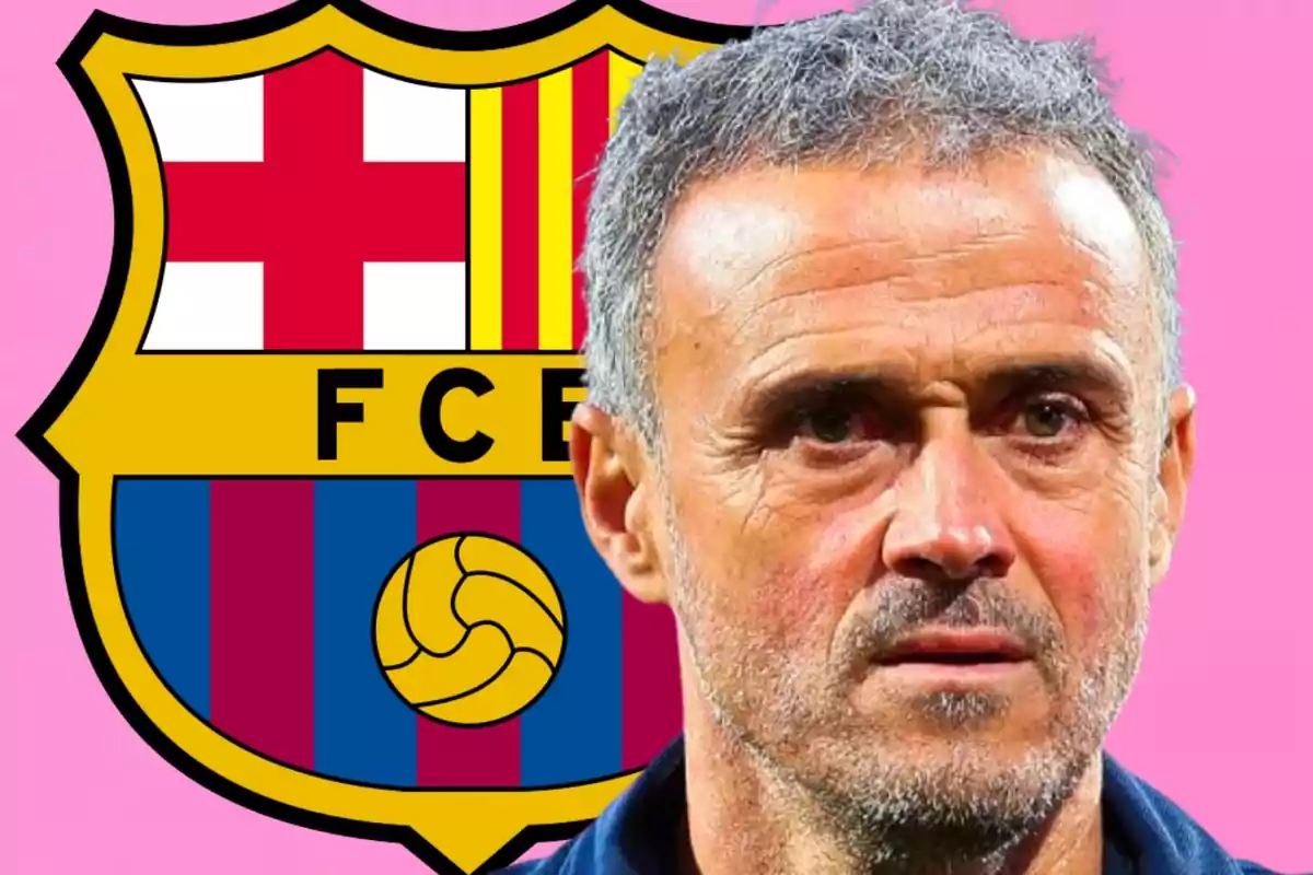Home de cabells canosos davant de l’escut del FC Barcelona sobre un fons rosa