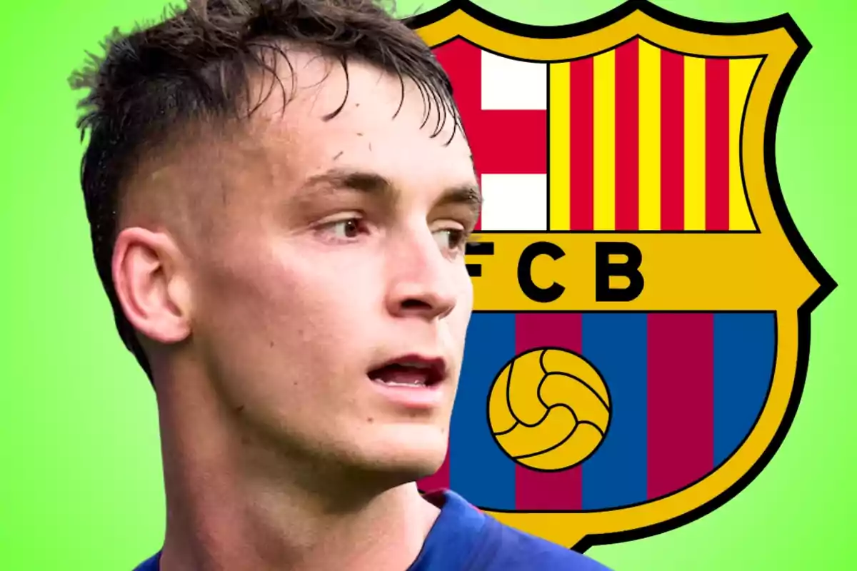 Jove futbolista amb samarreta blava davant de l’escut del FC Barcelona sobre fons verd