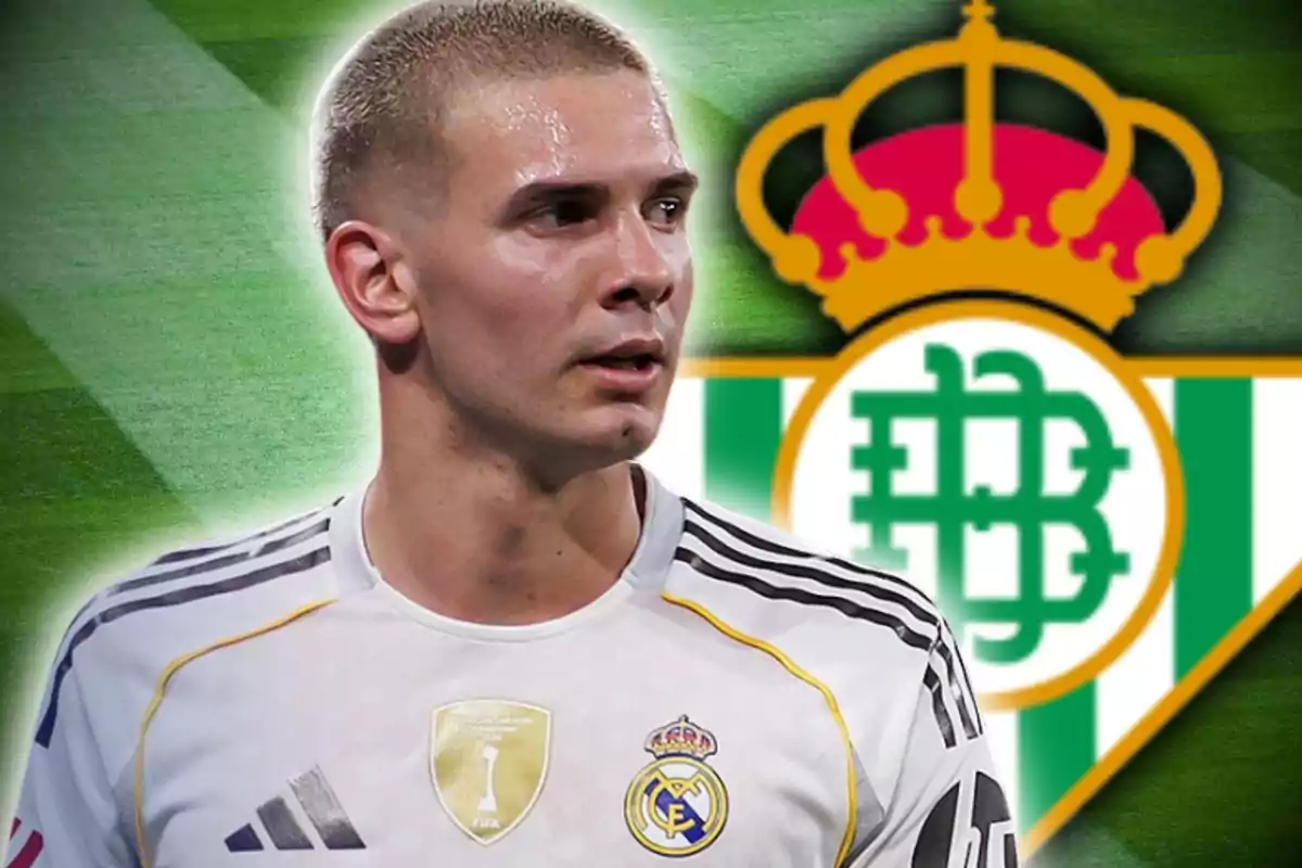 Futbolista amb samarreta del Reial Madrid davant de l’escut del Reial Betis en un fons de camp de futbol