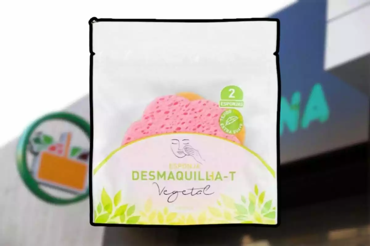 Paquete de esponjas desmaquillantes vegetales con dos piezas visibles en colores rosa y amarillo sobre un fondo de tienda