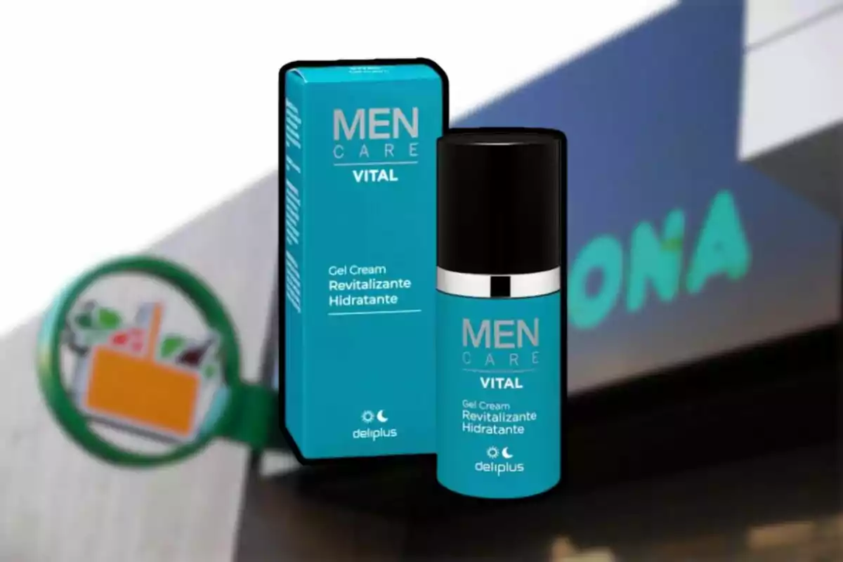 Crema hidratante revitalizante para hombre de la marca Deliplus frente a un cartel de supermercado Mercadona desenfocado Crema hidratante revitalizante para hombre de la marca Deliplus frente a un cartel de supermercado Mercadona desenfocado