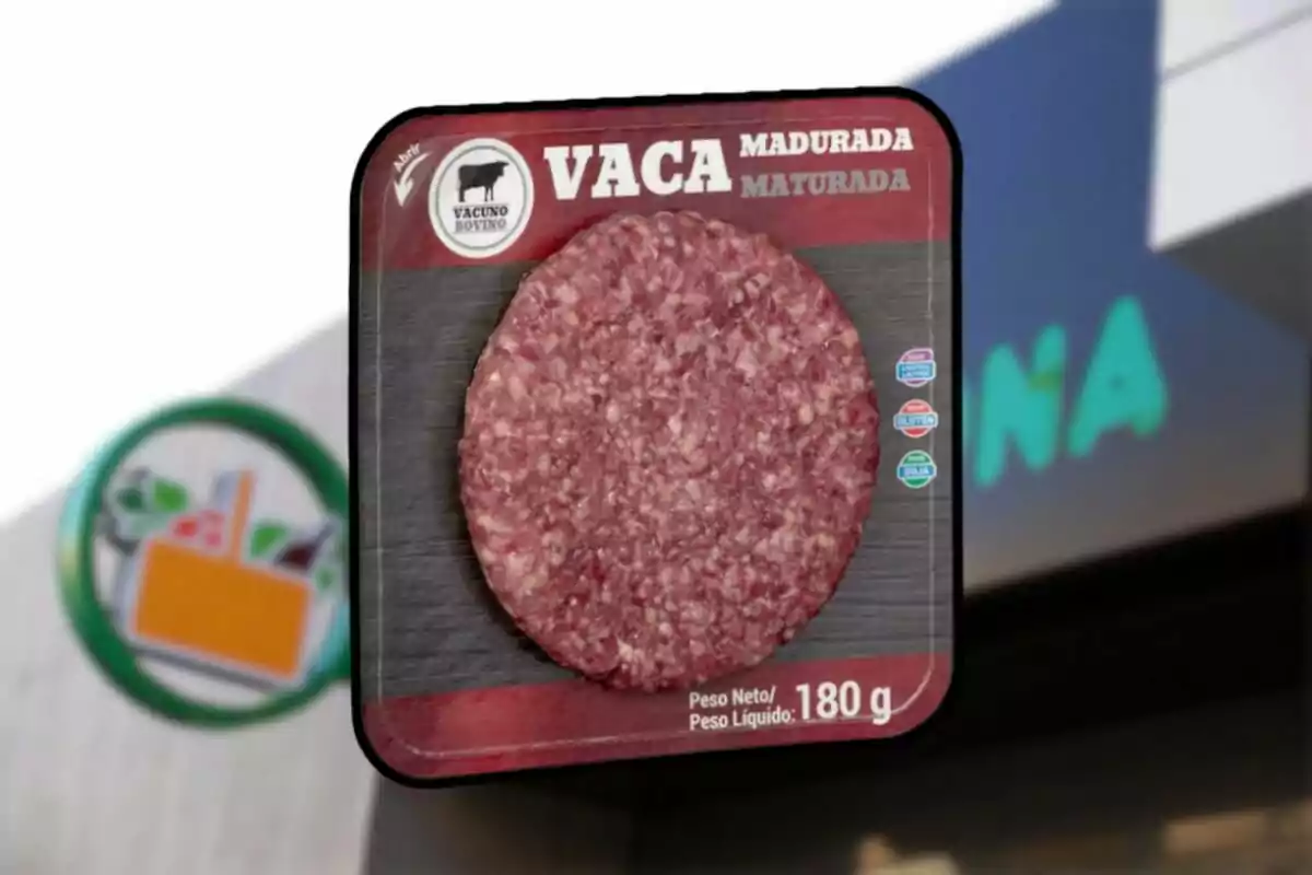 Hamburguesa de vaca madurada envasada de 180 gramos frente a una tienda de supermercado Hamburguesa de vaca madurada envasada de 180 gramos frente a una tienda de supermercado