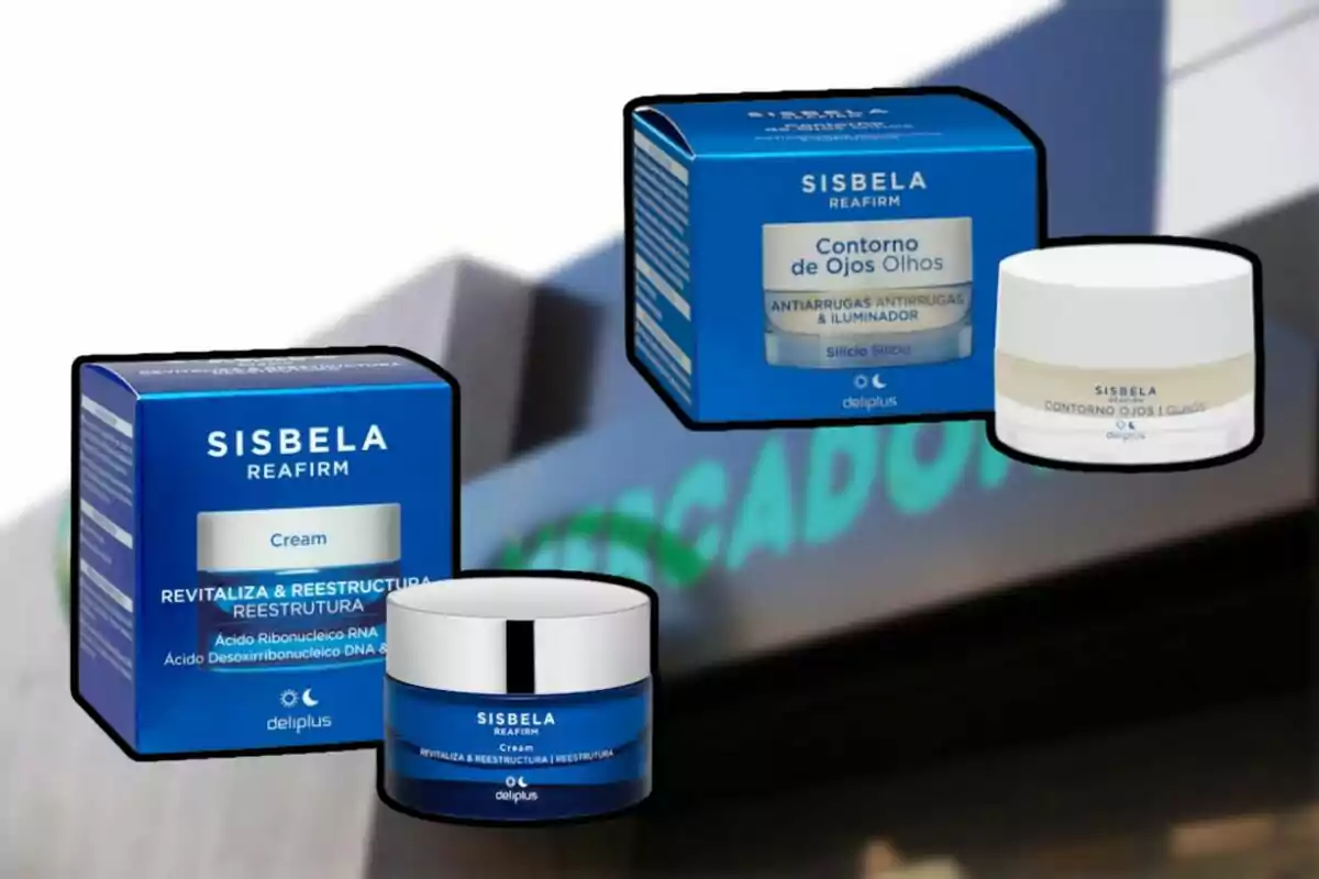 Dos cajas y dos frascos de cremas faciales de la marca Sisbela Reafirm de Deliplus sobre un fondo desenfocado de un supermercado Dos cajas y dos frascos de cremas faciales de la marca Sisbela Reafirm de Deliplus sobre un fondo desenfocado de un supermercado