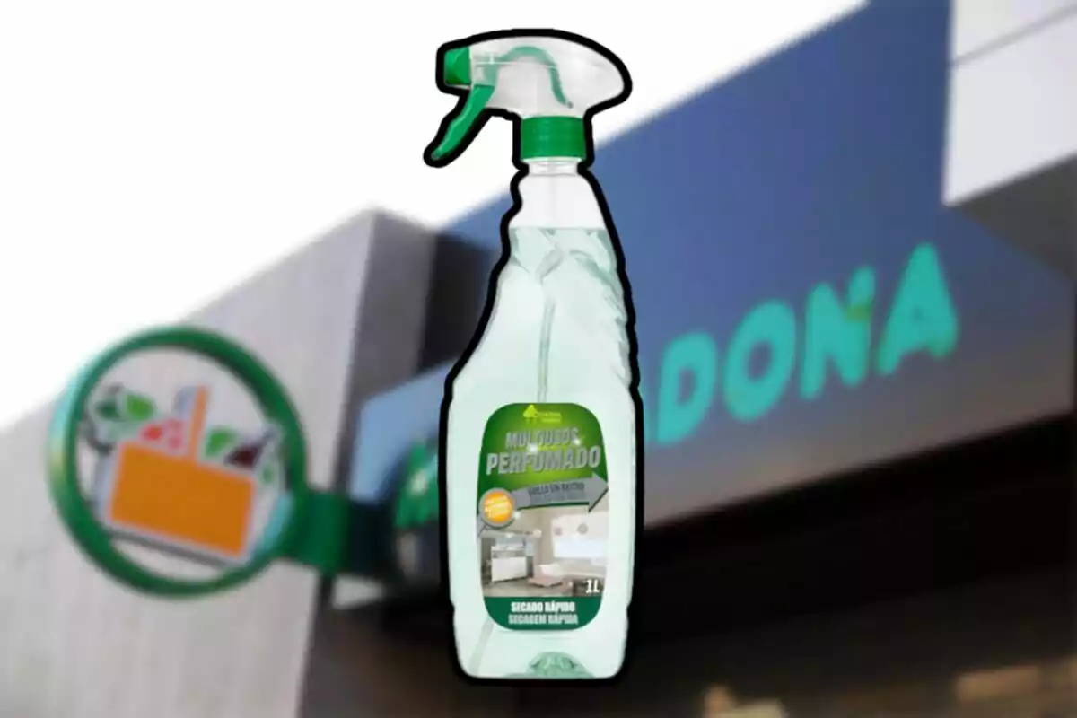 Botella de limpiador multiusos perfumado con atomizador verde frente a una tienda Mercadona desenfocada Botella de limpiador multiusos perfumado con atomizador verde frente a una tienda Mercadona desenfocada