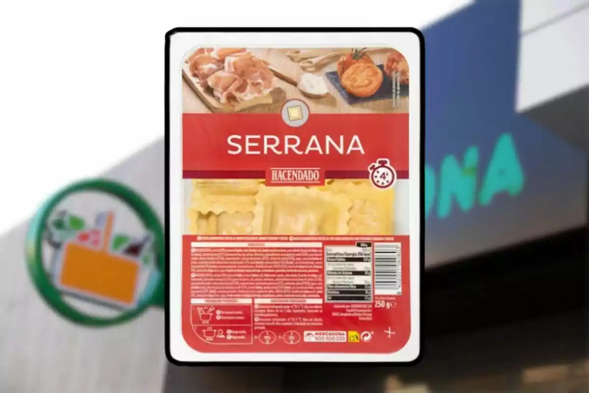 Envàs de pasta farcida Serrana de la marca Hacendado davant d’un cartell de supermercat Mercadona Envàs de pasta farcida Serrana de la marca Hacendado davant d’un cartell de supermercat Mercadona