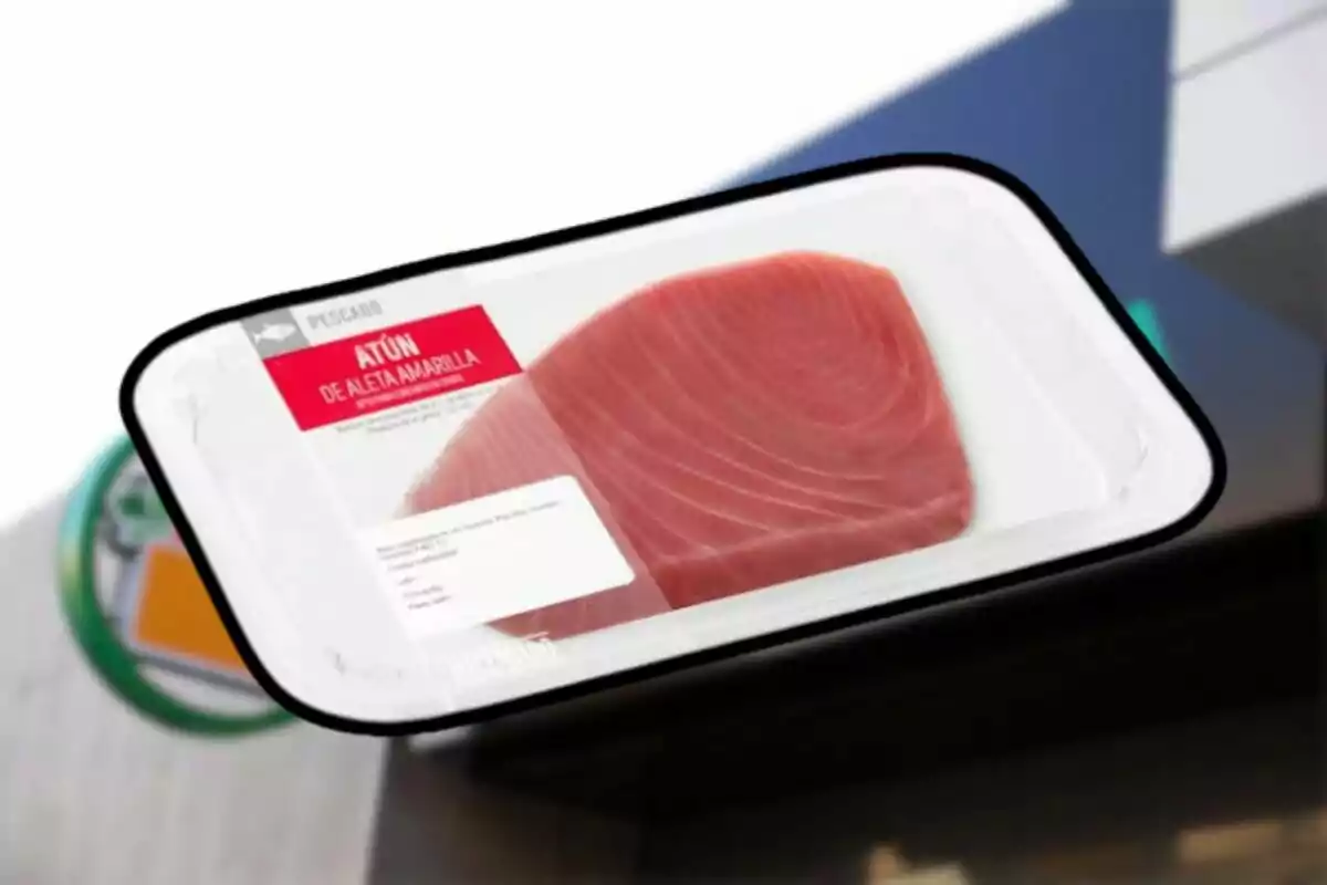 Paquete de atún de aleta amarilla en charola de plástico con etiqueta roja y blanca