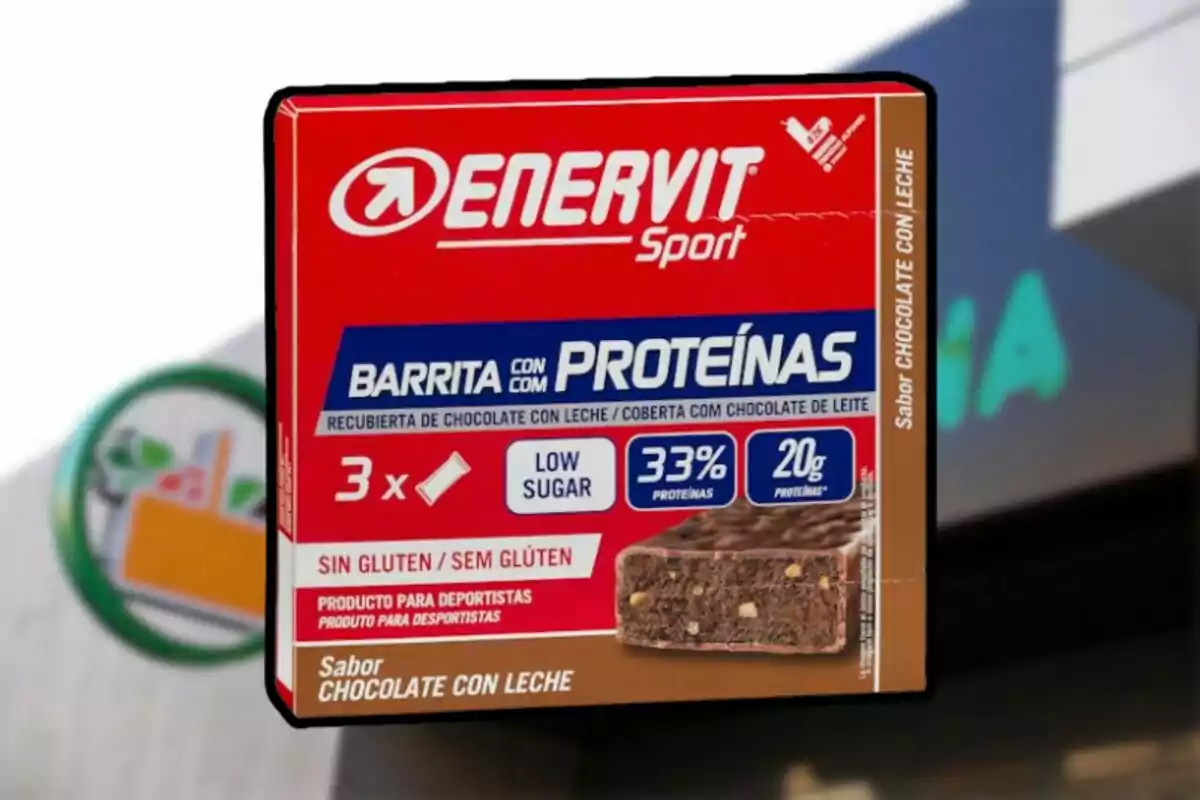 Caja de barritas de proteínas Enervit Sport sabor chocolate con leche frente a una tienda