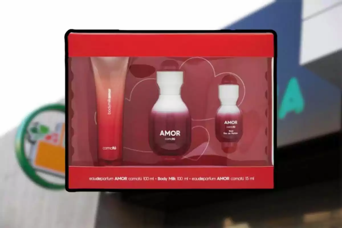 Set de regalo de perfume y crema corporal de la marca Amor de Comotú en una caja roja con ventana transparente Set de regalo de perfume y crema corporal de la marca Amor de Comotú en una caja roja con ventana transparente