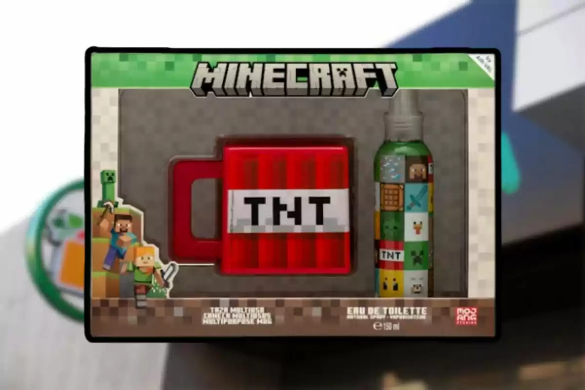 Set de regalo de Minecraft que incluye una taza roja con diseño de TNT y un frasco de perfume decorado con imágenes del videojuego