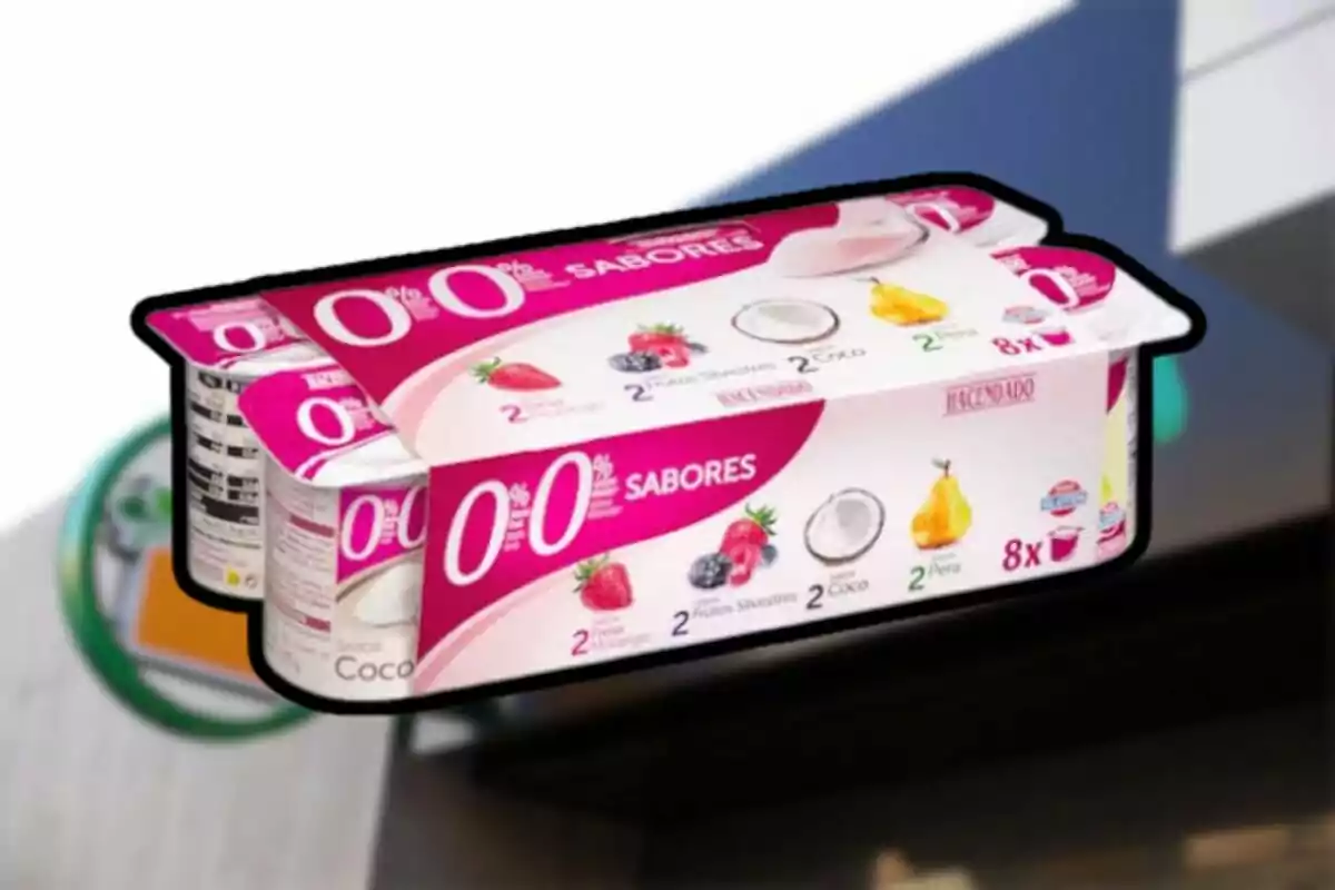 Pack de iogurts Hacendado 0% de diferents sabors sobre un fons difuminat Pack de iogurts Hacendado 0% de diferents sabors sobre un fons difuminat