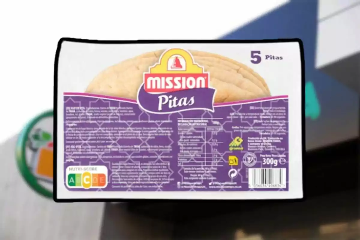 Paquete de pan pita Mission con información nutricional y etiqueta Nutri-Score en la parte frontal
