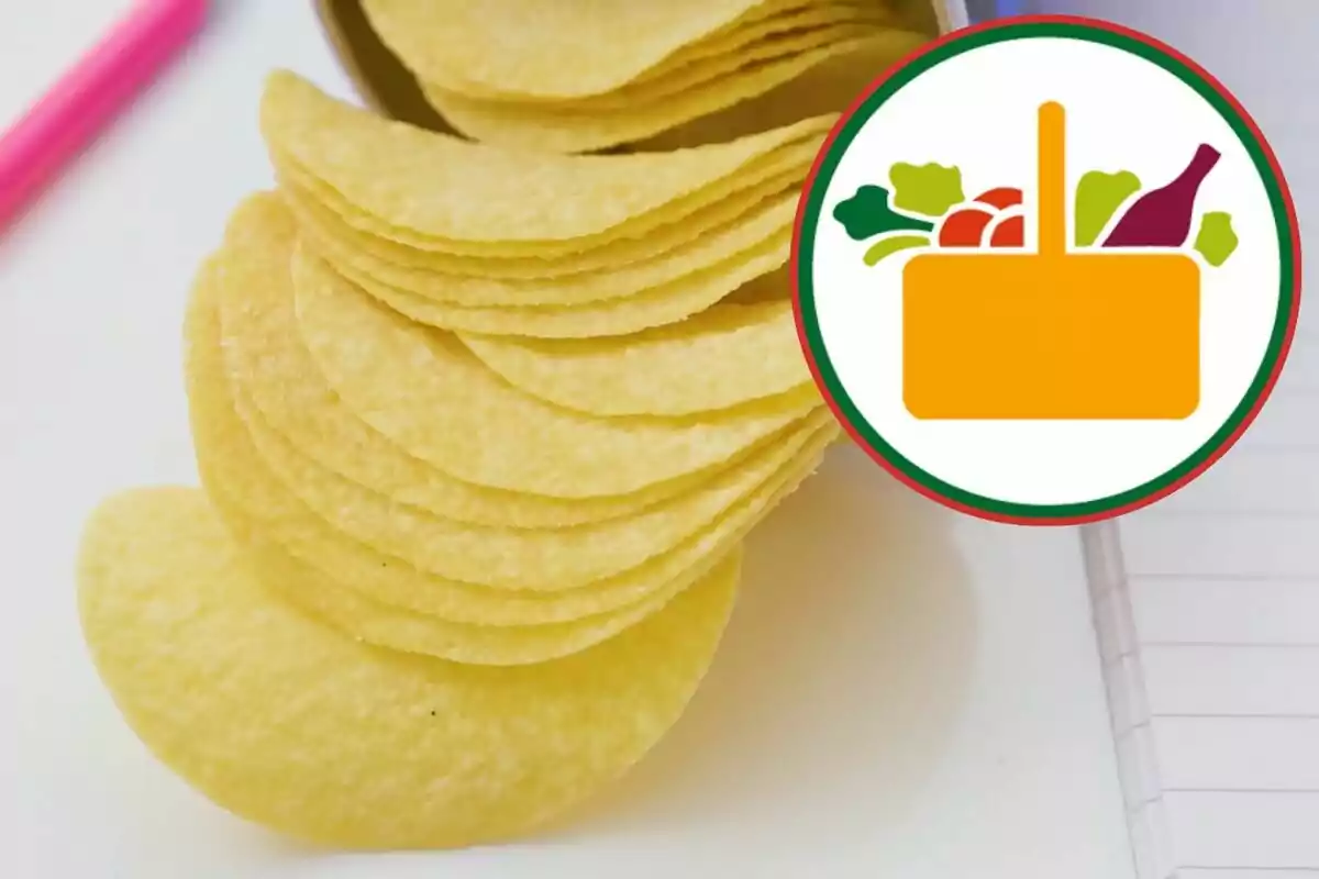 Patates fregides apilades al costat d’una icona de cistella de supermercat amb aliments