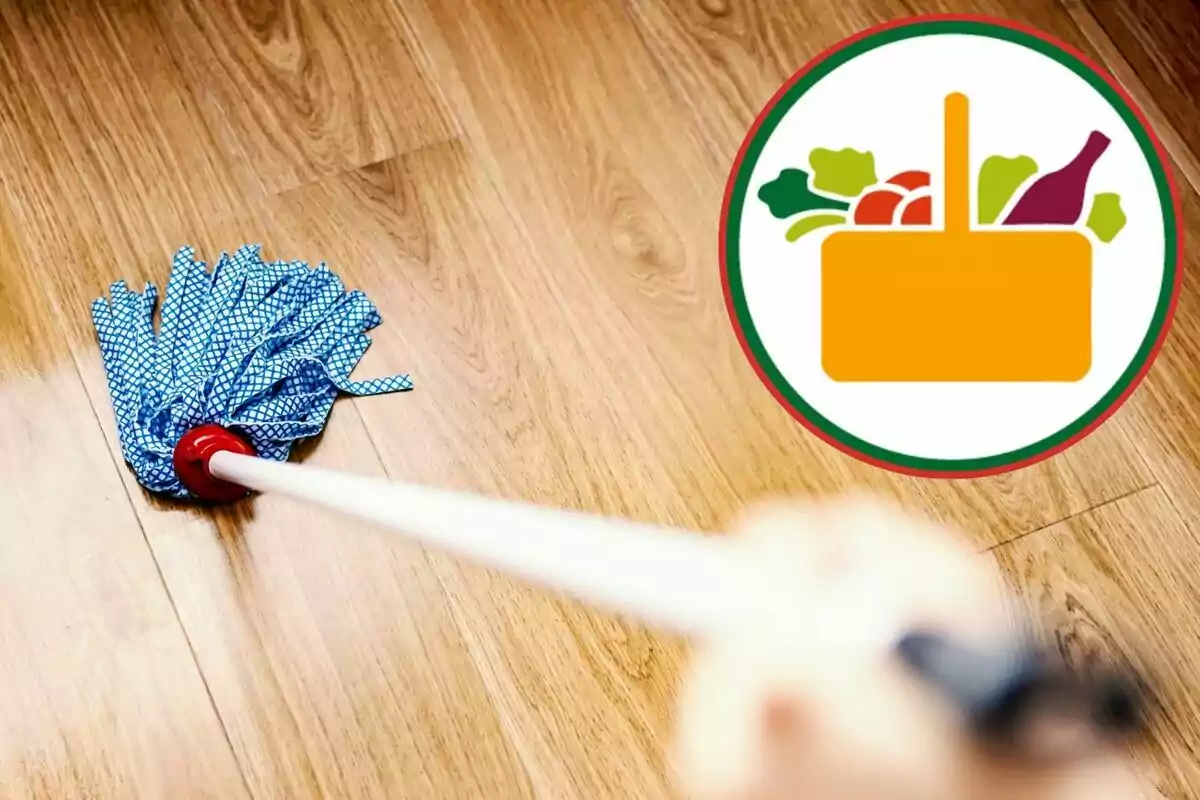 Una persona limpia el piso de madera con un trapeador azul mientras en la esquina superior derecha aparece un icono de una canasta con alimentos