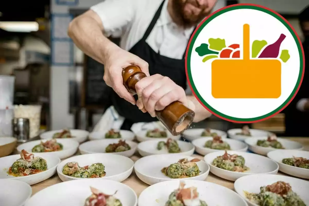 Persona assaonant diversos plats de menjar en una cuina professional amb un gràfic de cistella d’aliments a la cantonada superior dreta