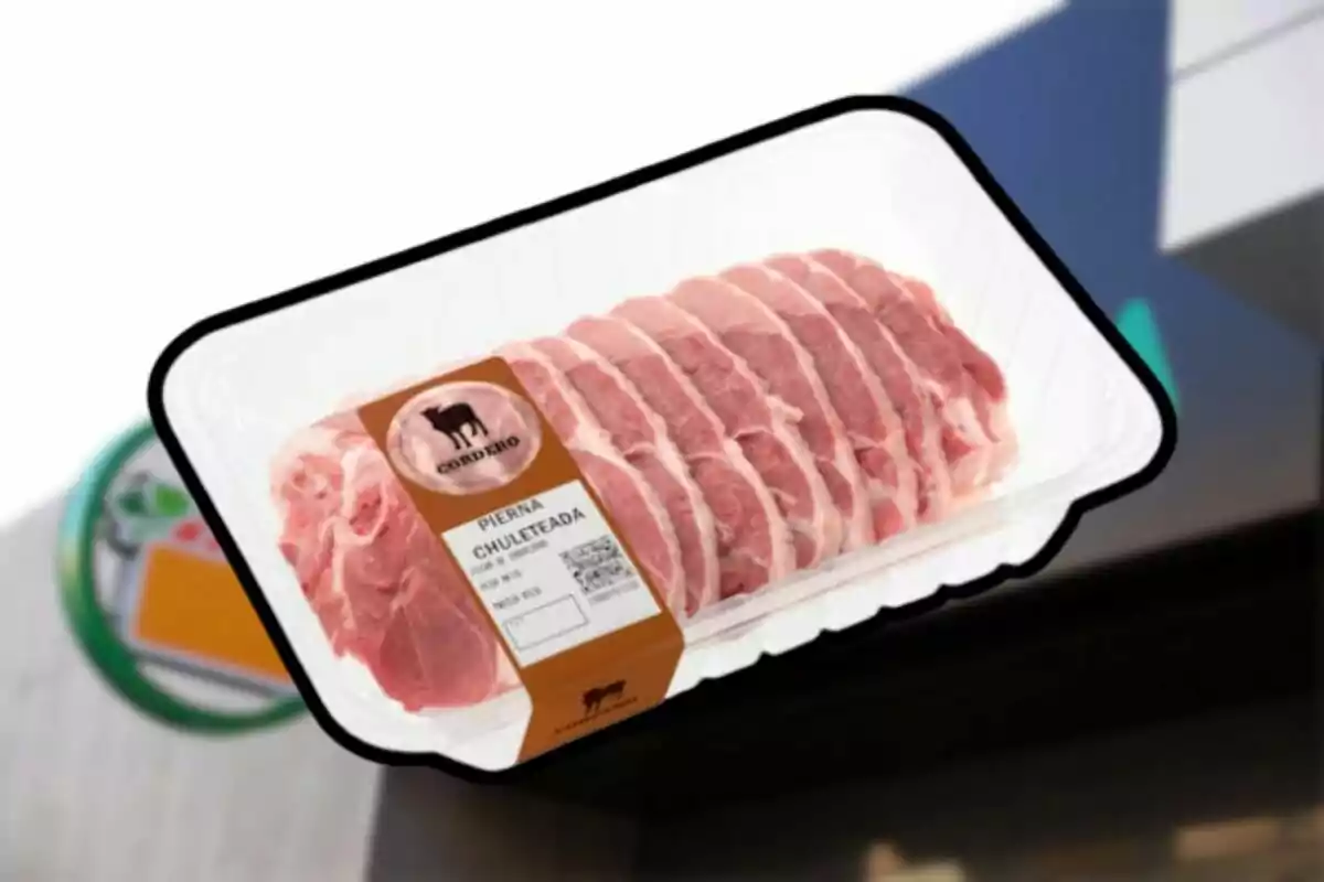 Bandeja de pierna de cordero rebanada y empacada con etiqueta sobre un fondo borroso de supermercado