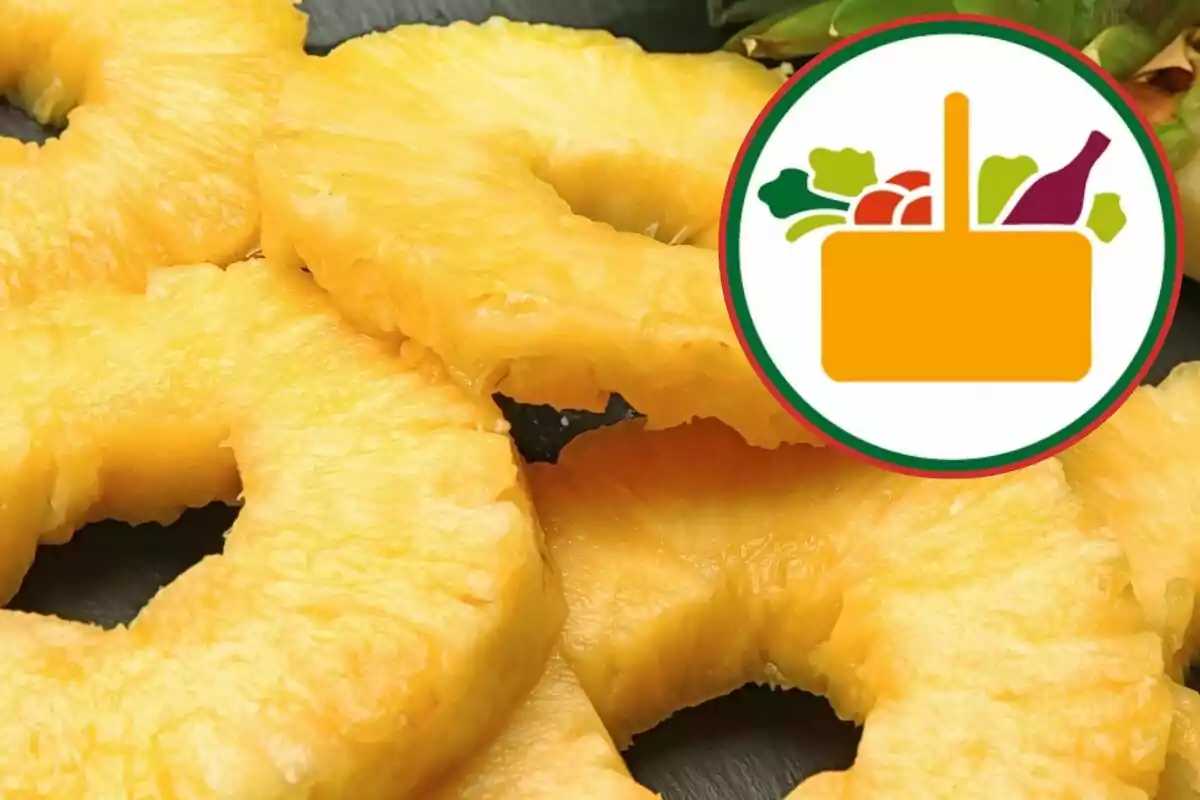 Llesques de pinya fresca amb un gràfic de cistella de supermercat a la cantonada superior dreta Llesques de pinya fresca amb un gràfic de cistella de supermercat a la cantonada superior dreta