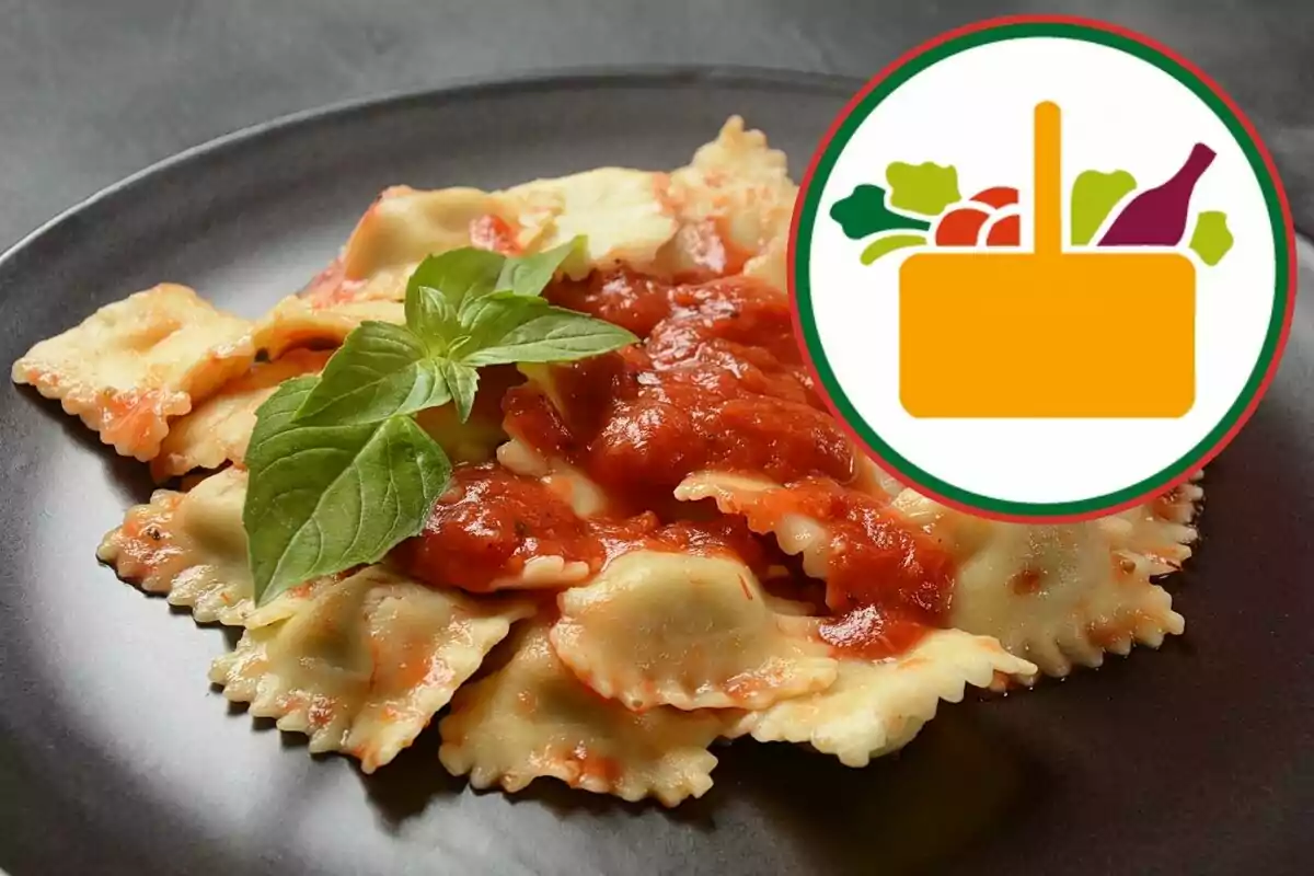 Plat de raviolis amb salsa de tomàquet i fulles d’alfàbrega decorat, acompanyat d’un gràfic de cistella d’aliments Plat de raviolis amb salsa de tomàquet i fulles d’alfàbrega decorat, acompanyat d’un gràfic de cistella d’aliments