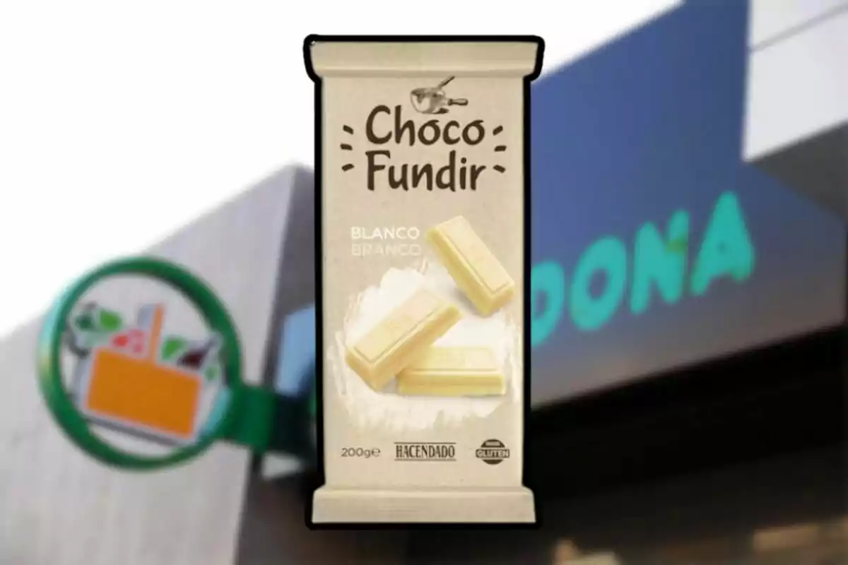 Tauleta de xocolata blanca per fondre de la marca Hacendado davant d’una botiga Mercadona desenfocada