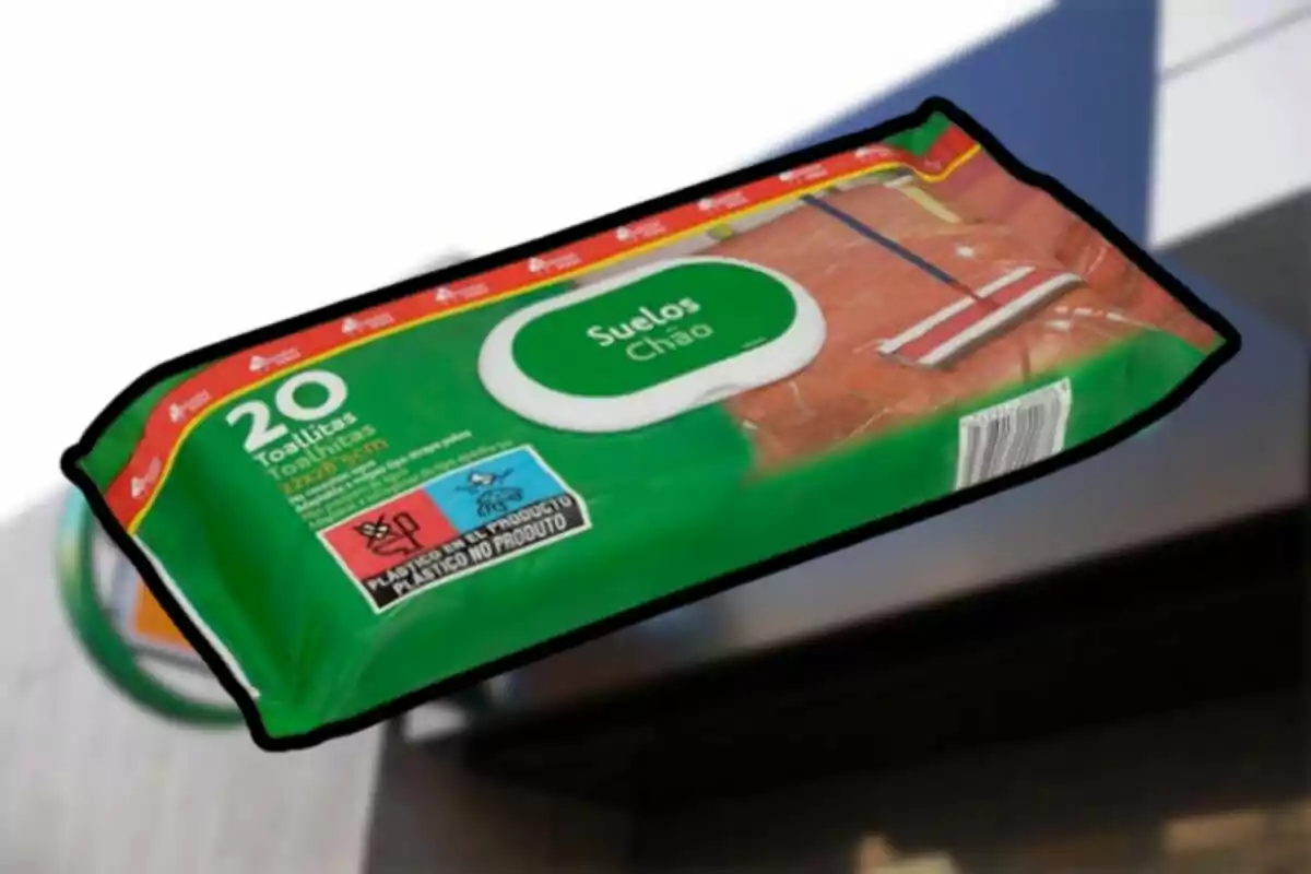 Paquete verde de toallitas para limpiar suelos con 20 unidades sobre un fondo desenfocado